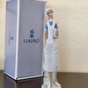 Lladro porcelain nurse #4603 mint condition in box